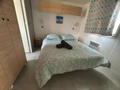 Un ou plusieurs lits dans un hébergement de l'établissement Mobilhome sur camping 4 étoiles
