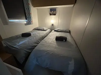 Un ou plusieurs lits dans un hébergement de l'établissement Mobilhome sur camping 4 étoiles