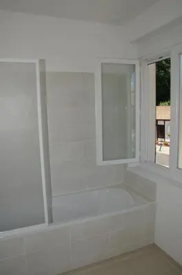 Salle de bains dans l'établissement Hôtel La Cote d'Argent