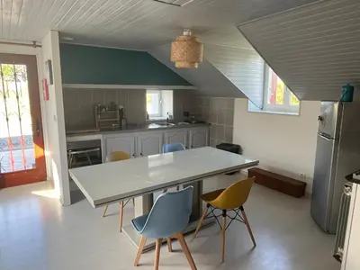 Cuisine ou kitchenette dans l'établissement Maison calme et chaleureuse au coeur du Béarn