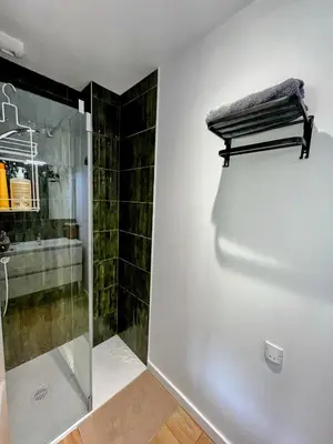 Salle de bains dans l'établissement Villa Climatisée 8 Pers, 4 chambres, 3 Sdb