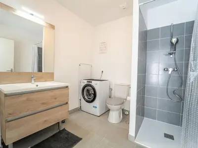 Salle de bains dans l'établissement Mimizan Plage - T2 équipé à 400m océan, parking, 4 pers. - FR-1-50-178