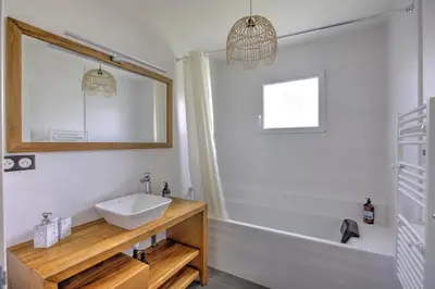 Salle de bains dans l'établissement Villa Madeleine - Piscine
