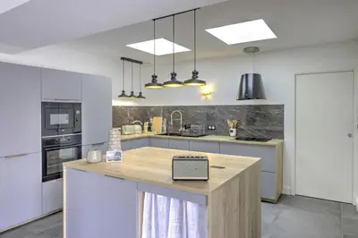 Cuisine ou kitchenette dans l'établissement Villa Madeleine - Piscine