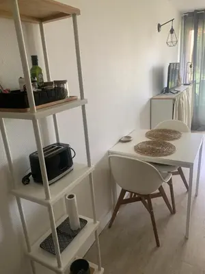 Télévision ou salle de divertissement dans l'établissement Studio touristes curistes , jardin terrasse