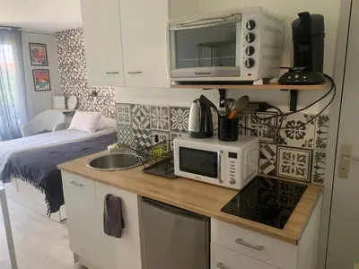 Cuisine ou kitchenette dans l'établissement Studio touristes curistes , jardin terrasse