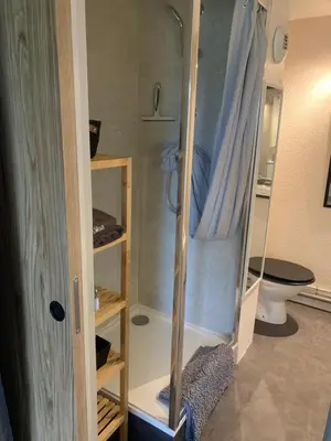 Salle de bains dans l'établissement Studio touristes curistes , jardin terrasse