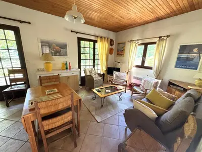Coin salon dans l'établissement Maison de charme au cœur du Moulleau, 4 couchages - FR-1-474-279