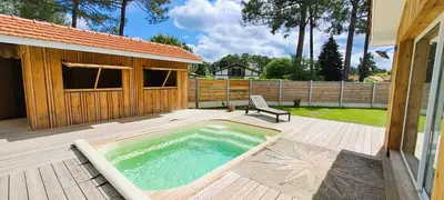 Piscine de l'établissement Villa Côte Ouest, Elégance Piscine et Pool-House ou située à proximité