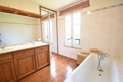 Salle de bains dans l'établissement Hossegor Charmante villa avec piscine, jardin et dépendance pour 15 personnes.
