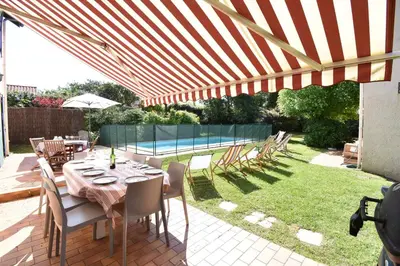 Piscine de l'établissement Hossegor Charmante villa avec piscine, jardin et dépendance pour 15 personnes. ou située à proximité