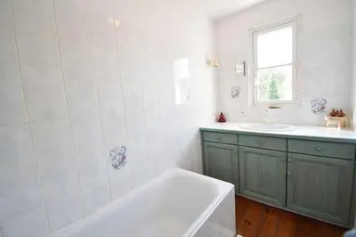 Salle de bains dans l'établissement Hossegor Charmante villa avec piscine, jardin et dépendance pour 15 personnes.