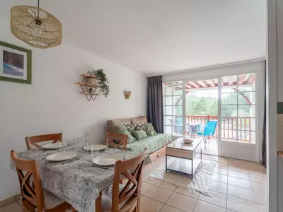 Coin salon dans l'établissement Appartement avec balcon et piscine - Golf de Biscarrosse - 4 pers - FR-1-319-616
