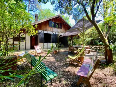 Jardin de l'établissement Maison de vacances de famille sous les pins