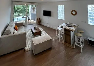 Télévision ou salle de divertissement dans l'établissement Vaste studio 3 personnes avec balcon et parking