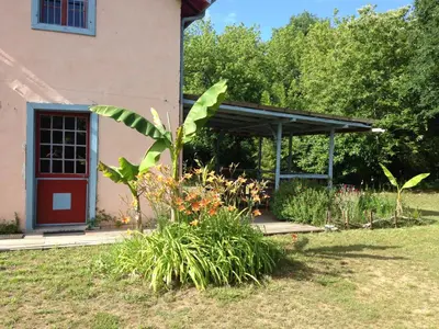 Jardin de l'établissement Maison ancienne dans parc boisé