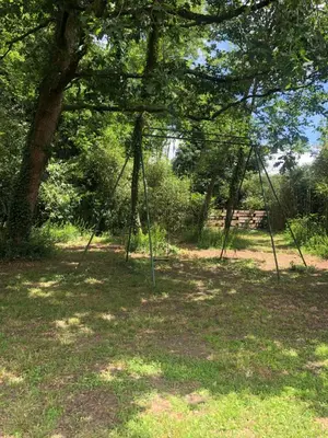 Jardin de l'établissement Maison ancienne dans parc boisé