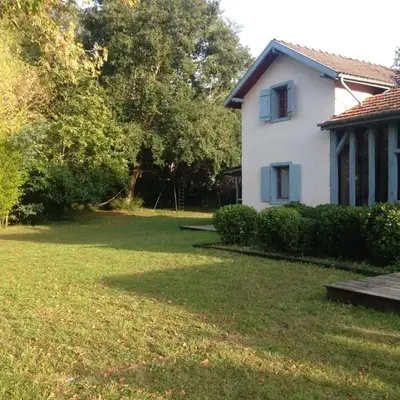 Maison ancienne dans parc boisé