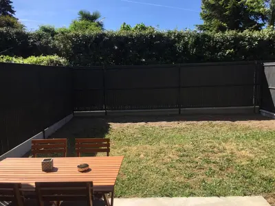 Jardin de l'établissement Appartement 2 pièces à La Teste avec piscine
