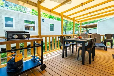 Balcon ou terrasse dans l'établissement L'oyat du bonheur-Mobil-Home Dans un camping 4 étoiles