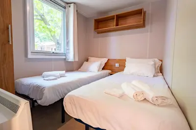 Un ou plusieurs lits dans un hébergement de l'établissement L'oyat du bonheur-Mobil-Home Dans un camping 4 étoiles