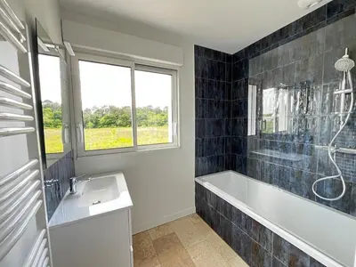 Salle de bains dans l'établissement Villa Climatisée 8 Pers, 4 chambres, 3 Sdb