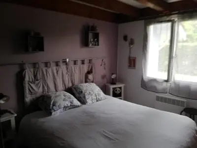 Un ou plusieurs lits dans un hébergement de l'établissement Maison familiale au calme avec piscine en bordure de forêt