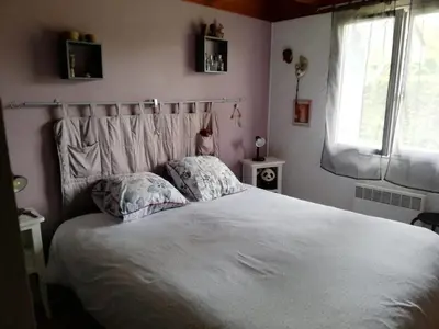 Un ou plusieurs lits dans un hébergement de l'établissement Maison familiale au calme avec piscine en bordure de forêt