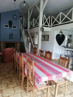 Coin salon dans l'établissement Maison familiale au calme avec piscine en bordure de forêt