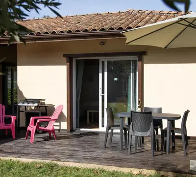 Terrasse ou espace extérieur de l'établissement Maison avec jacuzzi, proche de la plage