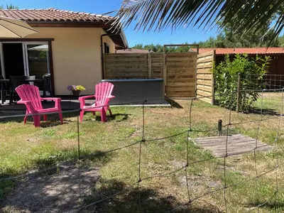 Jardin de l'établissement Maison avec jacuzzi, proche de la plage