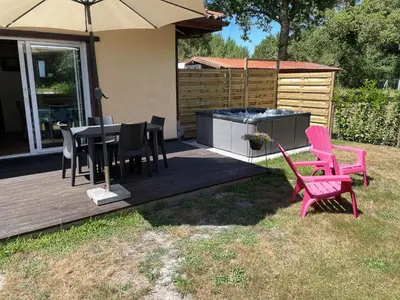 Jardin de l'établissement Maison avec jacuzzi, proche de la plage