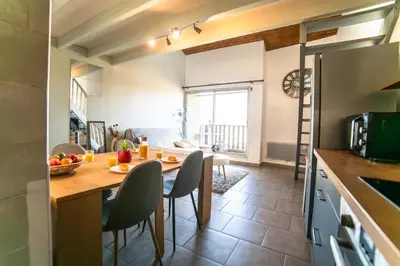Cuisine ou kitchenette dans l'établissement Le Donjon - Agréable T2 centre ville - parking gratuit 2 min -