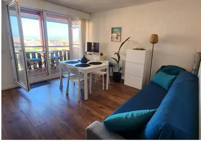 Télévision ou salle de divertissement dans l'établissement Hossegor Appart T2 6 couchages Plage Sud 100m ocean