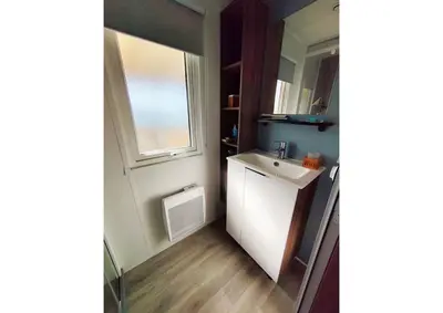 Cuisine ou kitchenette dans l'établissement Mobil-home Clim, TV, LV Camping LES OYATS 4 étoiles - MH-A017
