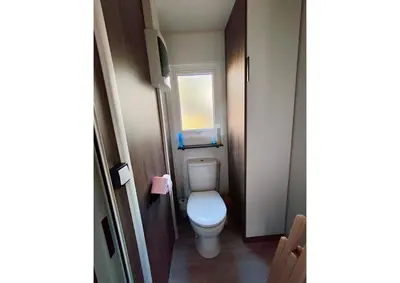 Salle de bains dans l'établissement Mobil-home Clim, TV, LV Camping LES OYATS 4 étoiles - MH-A017