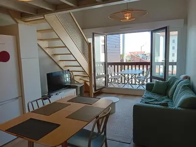 Coin salon dans l'établissement Seignosse : Appartement rénové à pied des plages avec climatisation - FR-1-239-1126