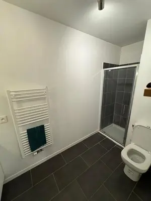 Salle de bains dans l'établissement Modern garden apartment