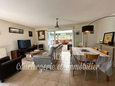 Coin salon dans l'établissement Maison Brigantin avec jardin et parking