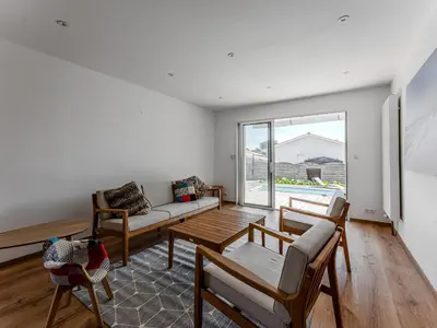 Coin salon dans l'établissement Biscarrosse: Maison 5 chambres avec piscine privée - FR-1-521-258