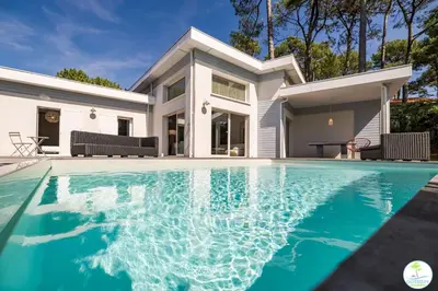 Piscine de l'établissement Villa Familiale avec Piscine 10 pers Biscarrosse ou située à proximité