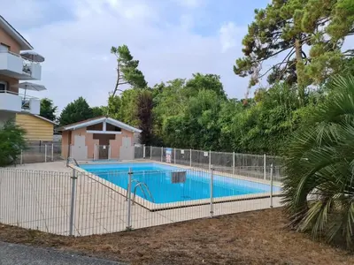 Piscine de l'établissement Résidence privée grande terrasse piscine privée plage port gare ou située à proximité