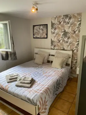 Un ou plusieurs lits dans un hébergement de l'établissement Maisonnette climatisée avec piscine et plage à 6mn