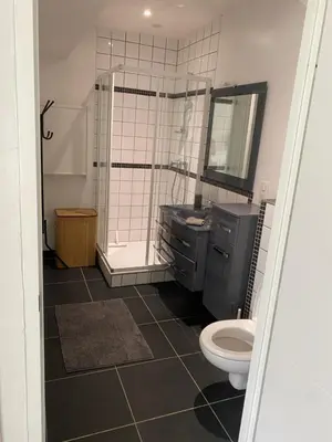 Salle de bains dans l'établissement Maisonnette climatisée avec piscine et plage à 6mn