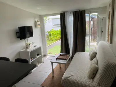 Télévision ou salle de divertissement dans l'établissement Maisonnette climatisée avec piscine et plage à 6mn