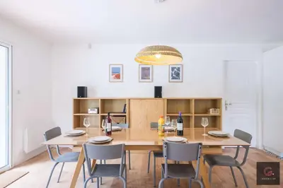 Bibliothèque dans la villa