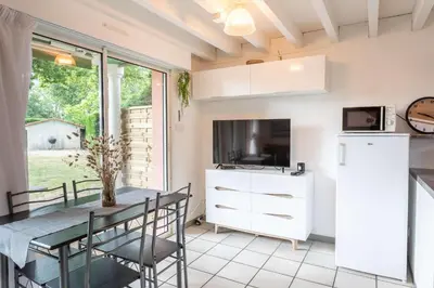 Cuisine ou kitchenette dans l'établissement Proche lac : Maison avec beau jardin
