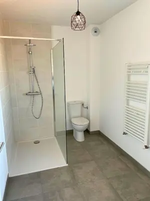 Salle de bains dans l'établissement Maison T4 jardin, garage, terrasse, bureau