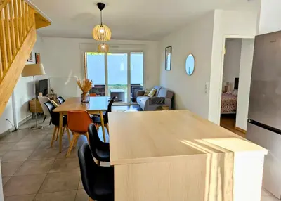 Cuisine ou kitchenette dans l'établissement Maison T4 jardin, garage, terrasse, bureau