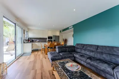 Cuisine ou kitchenette dans l'établissement House with heated pool